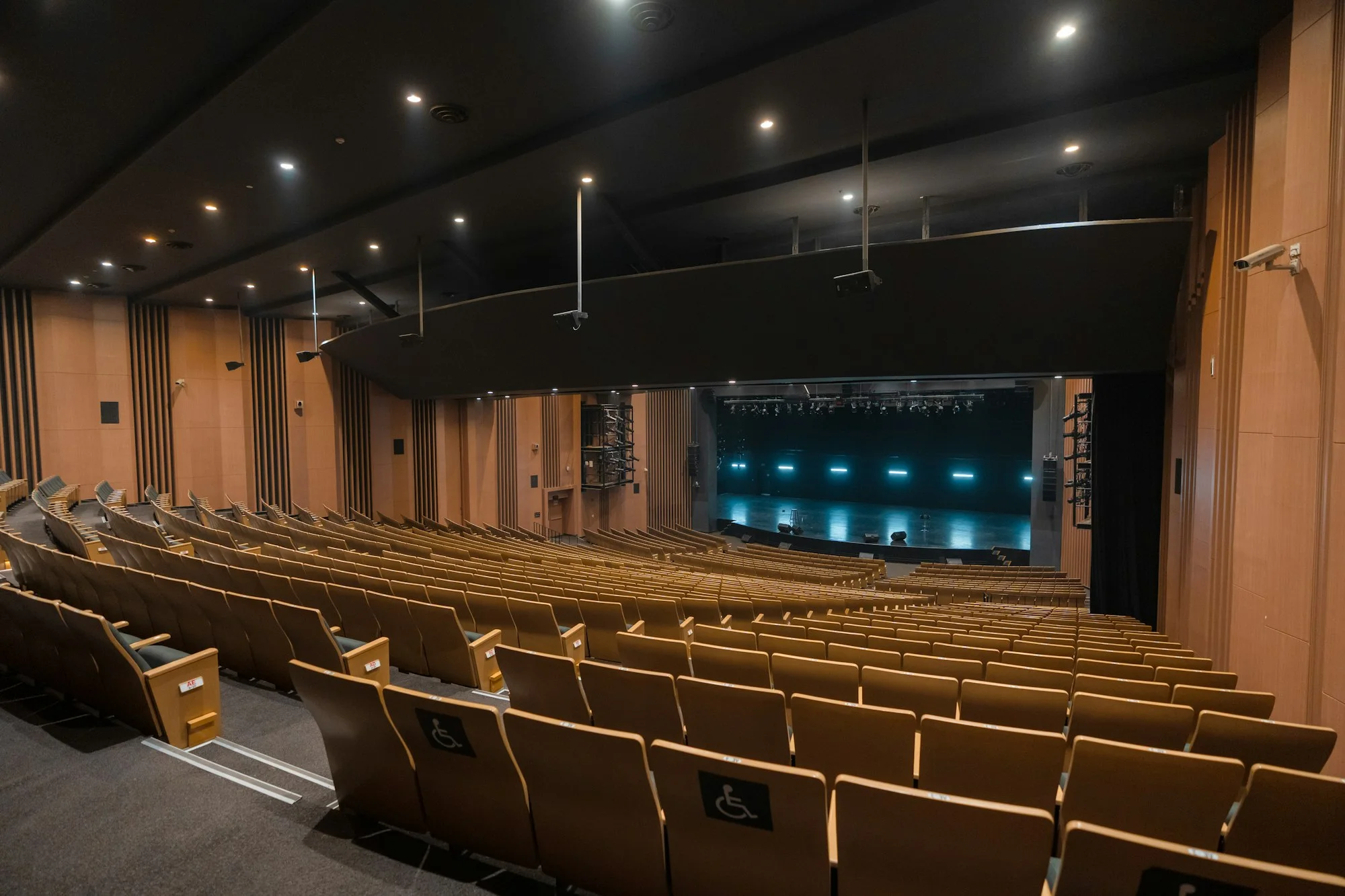 De lege zaal voor aanvang