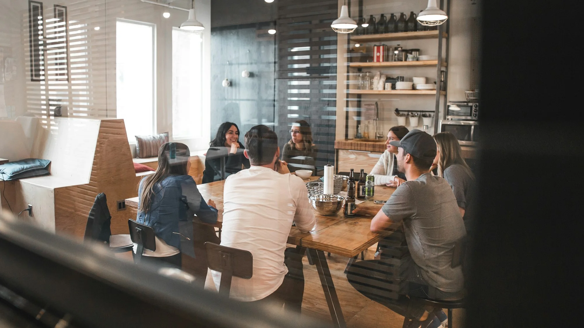 Deelnemers werken samen in een sessie